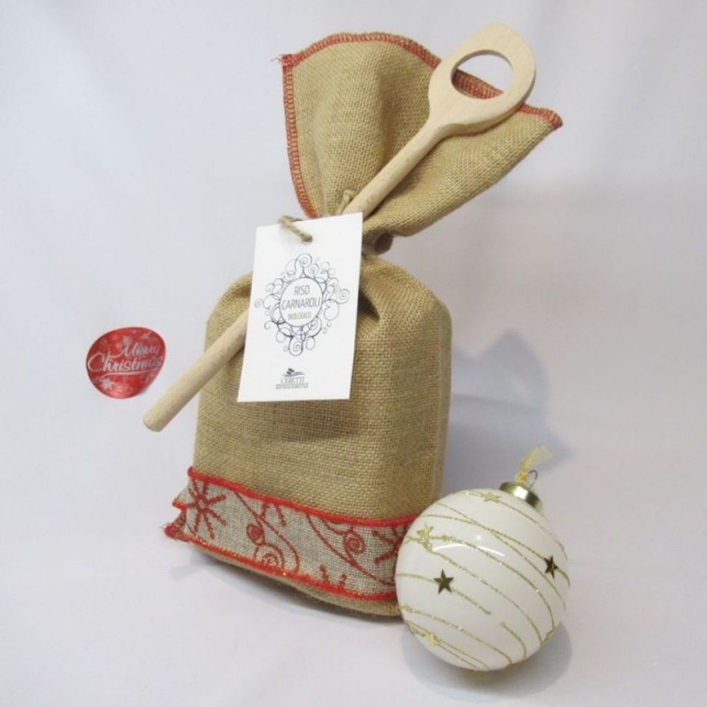 Riso Carnaroli bio in sacco di juta con cucchiaio di legno per risotto