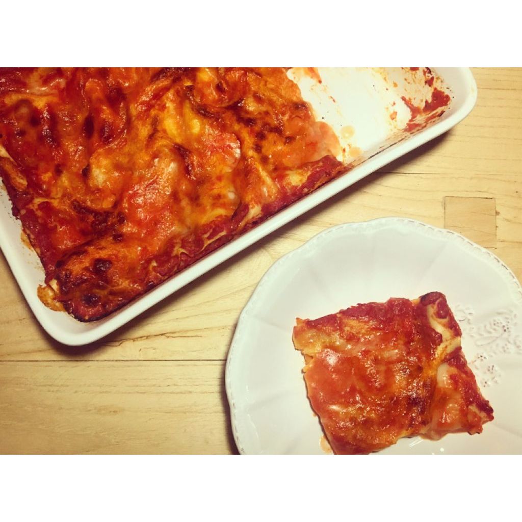 Teglia pronta di lasagne con farina di favino al sugo di pomodoro e besciamella