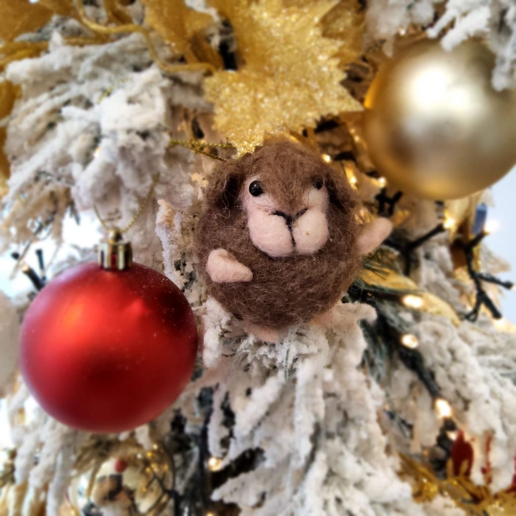 Pecorella infeltrita ad ago MARRONE