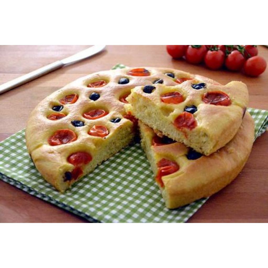 FOCACCIA CON POMODORINI E OLIVE