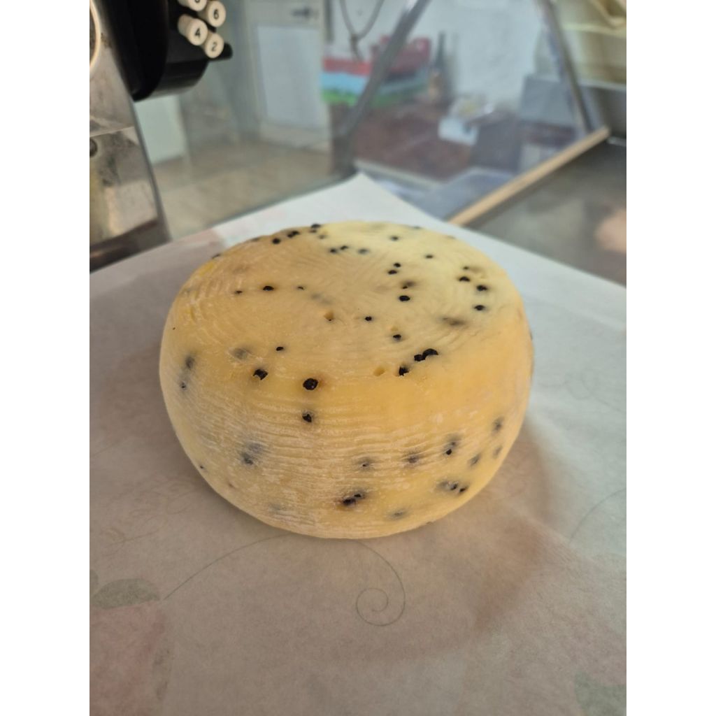 Pecorino Formaggio Fresco Calabrese al Pepe Nero , Italia - circa 950g
