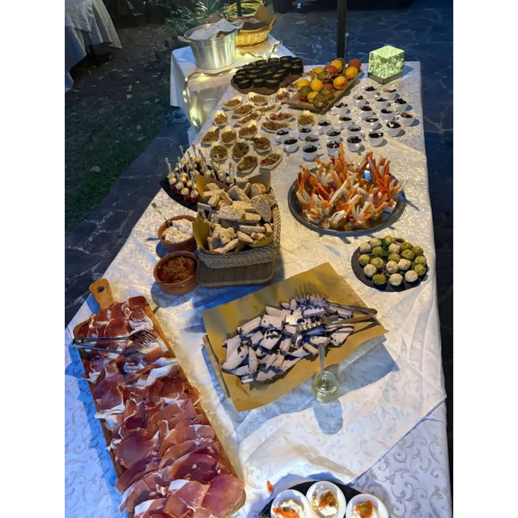 Men&ugrave; estivo servito a buffet