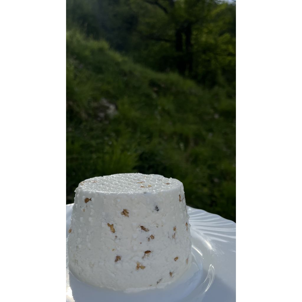 FORMAGGIO FRESCO DI MUCCA CON LE NOCI